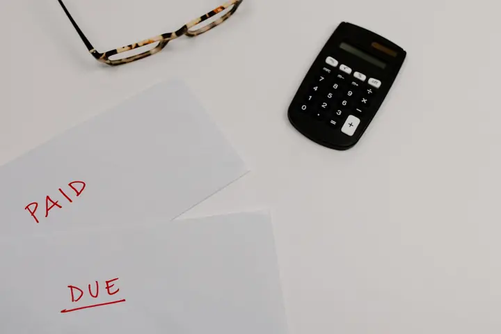 Ödendi ve vadesi gelen yazılı kâğıtların yanında hesap makinesi