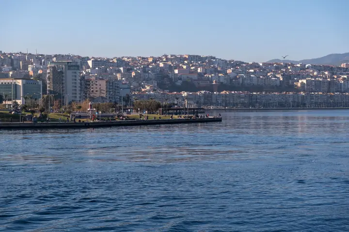 Denizden İzmir körfezi ve şehrin kıyı silueti