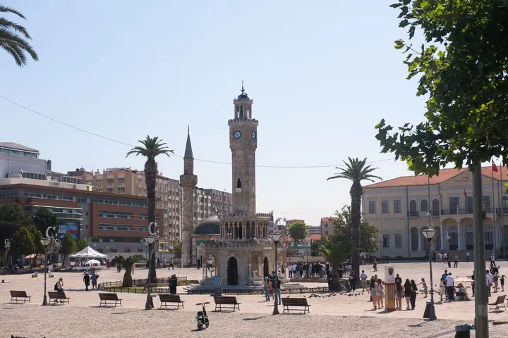 İzmir Konak Meydanı’ndaki tarihî Saat Kulesi